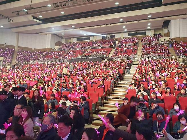 가수 김다현 12년 인생 담아낸 부산 첫 단독 콘서트