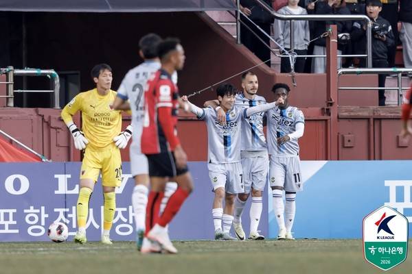 무고사(오른쪽 두번째, 인천유나이티드). 한국프로축구연맹 제공