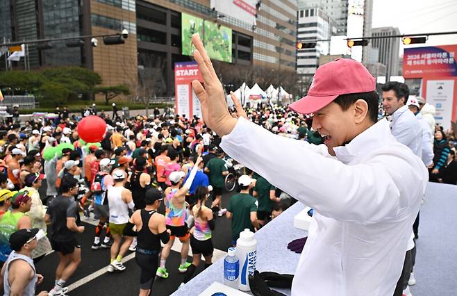 오세훈 서울시장이 15일 서울 광화문광장에서 열린 2026 서울마라톤에서 참가자들을 응원하고 있다. 서울시 제공.