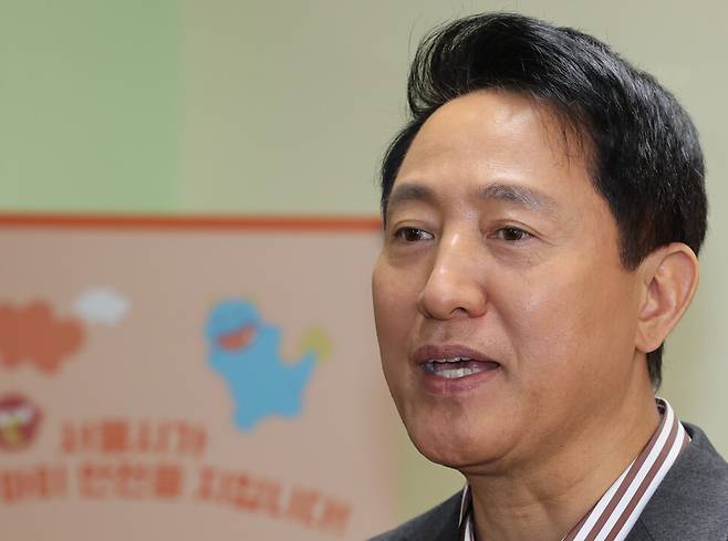 오세훈 서울시장이 13일 서울의 한 초등학교를 방문해 초등안심벨 안전교육 모습을 지켜본 뒤 발언을 하고 있다. 연합뉴스