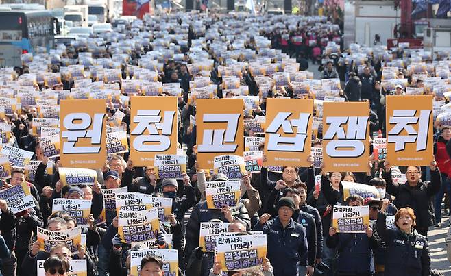 노란봉투법(개정 노동조합 및 노동관계조정법) 시행 첫날인 지난 10일 오후 서울 종로구 세종대로에서 열린 ‘민주노총 투쟁 선포대회’에 참가한 간접고용·하청·플랫폼 노동자 등이 실질적인 사용자인 ‘진짜 사장’ 원청과 단체교섭을 요구하는 구호를 외치고 있다. 김정효 기자 hyopd@hani.co.kr