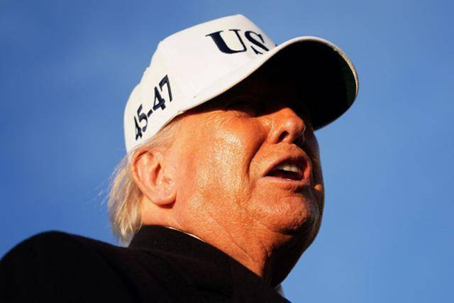 도널드 트럼프 미국 대통령이 13일 미 메릴랜드주 앤드루스 합동기지에서 에어포스원(미 대통령 전용기)에 탑승하기에 앞서 취재진 질문에 대답하고 있다. 앤드루스 합동기지=AFP 연합뉴스