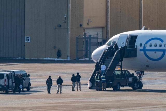 지난달 24일 미네소타주 세인트폴의 미니애폴리스-세인트폴 국제공항에서 구금된 이민자들이 추방을 위해 항공기에 탑승하고 있다. 세인트폴=AFP 연합뉴스