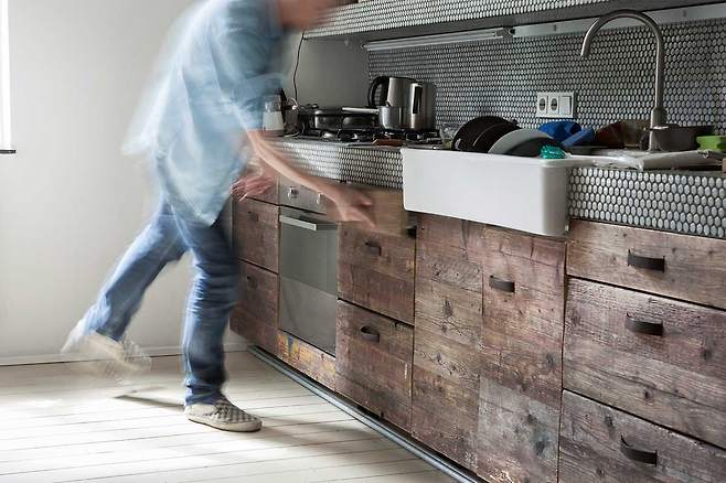 미국 건강매체 이팅웰(EatingWell)은 싱크대 아래에 두지 말아야 할 물건과 보관해도 되는 물건을 소개했다./사진=클립아트코리아