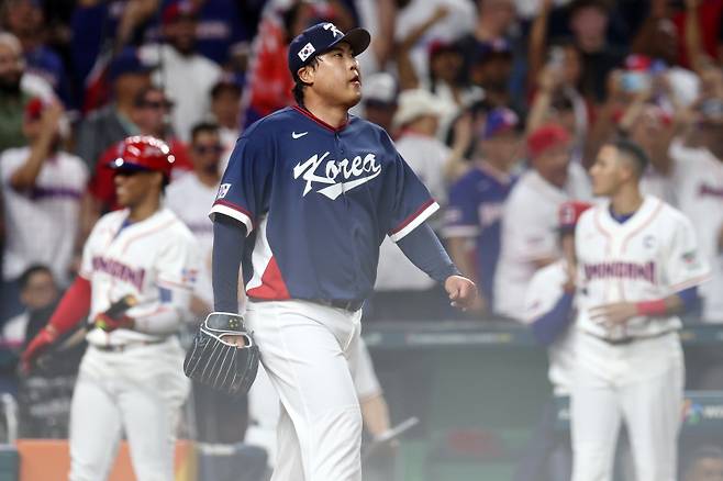 <yonhap photo-3575="">13일(현지시간) 미국 플로리다주 마이애미 론디포파크에서 열린 월드베이스볼클래식(WBC) 대한민국 대 도미니카공화국 준준결승전. 한국 선발투수 류현진이 2회 말 2사 1,2루 때 도미니카공화국 페르난도 타티스 주니어에게 추가 실점을 허용한 후 허탈한 표정을 짓고 있다. <저작권자 ⓒ 1980~2026 ㈜연합뉴스. 무단 전재 재배포 금지, AI 학습 및 활용 금지></yonhap>