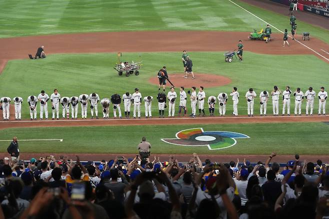 일본 선수단이 15일(한국시간) 열린 베네수엘라와 WBC 8강전 패배 후 팬들에게 인사하고 있다. AP=연합뉴스