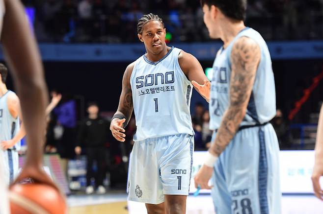 소노 나이트(왼쪽)와 켐바오가 15일 고양소노아레나에서 열린 삼성과의 2025~26 LG전자 프로농구 정규리그 경기 중 하이파이브하고 있다. 사진=KBL