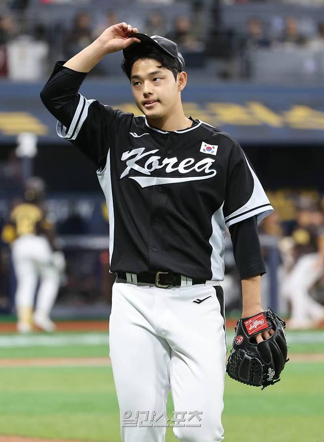 한국에서 사상 최초로 열리는 미국프로야구 메이저리그(MLB) 정규시즌 개막전을 앞두고 17일 오후 서울 고척스카이돔에서 샌디에이고 파드리스와 한국야구대표팀이 스페셜매치를 펼쳤다. 대표팀 선발 문동주가 1회 를 마치고 들어오고있다. 고척돔=정시종 기자 capa@edaily.co.kr /2024.03.17.