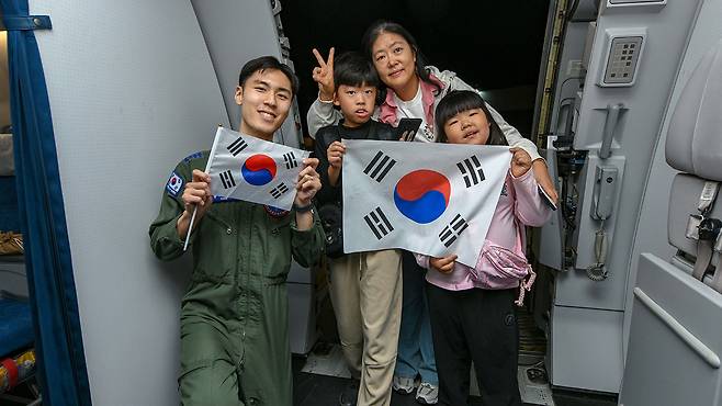 '사막의 빛' 작전…사우디서 군 수송기 타고 중동 체류 교민 대피 [국방부·외교부 제공]
