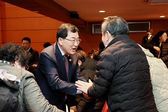 지난 13일 주낙영 경주시장이 서라벌문화회관에서 열린 'SMR 1호기 경주 유치 시민설명회'에서 참석 시민들과 인사를 나누고 있다. [사진=경주시청]