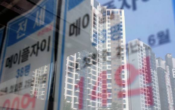 서울 시내의 한 부동산에 붙은 전세 매물 안내문에 인근 아파트 모습이 비치고 있다. [사진=연합뉴스]