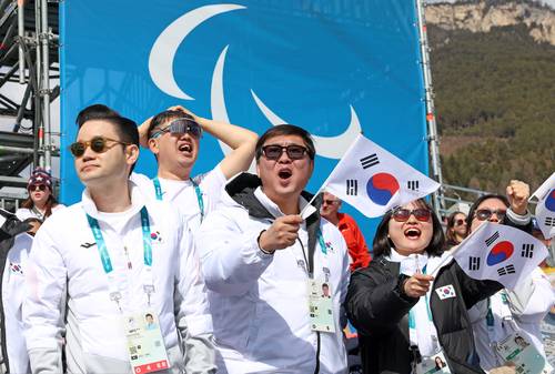 ▲ 최휘영 문화체육관광부 장관이 13일(현지시간) 이탈리아 테세로 크로스컨트리 스타디움에서 열린 2026 밀라노-코르티나담페초 동계패럴림픽 바이애슬론 스프린트 추적 경기에 출전한 대한민국 선수들을 응원하고 있다. [문화체육관광부 제공]