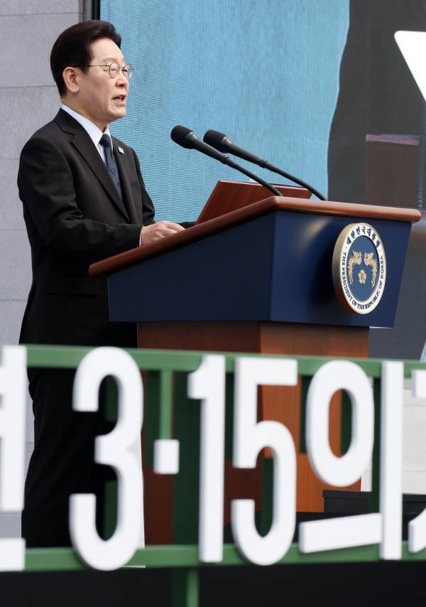 이재명 대통령이 15일 경남 창원시 마산회원구 국립 3·15 민주 묘지에서 열린 제66주년 3·15의거 기념식에서 기념사를 하고 있다. 2026.3.15 [청와대통신사진기자단]