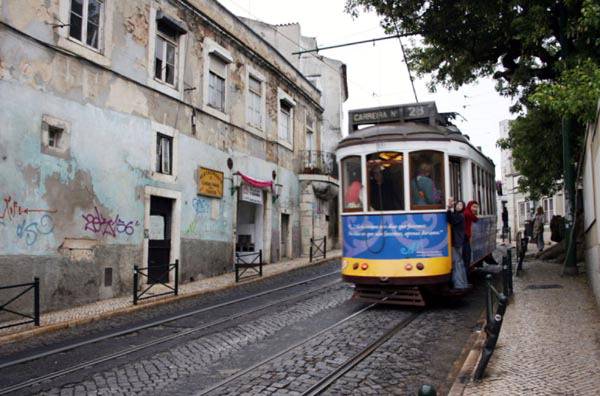리스본의 도심 언덕을 오르내리는 28번 전차.