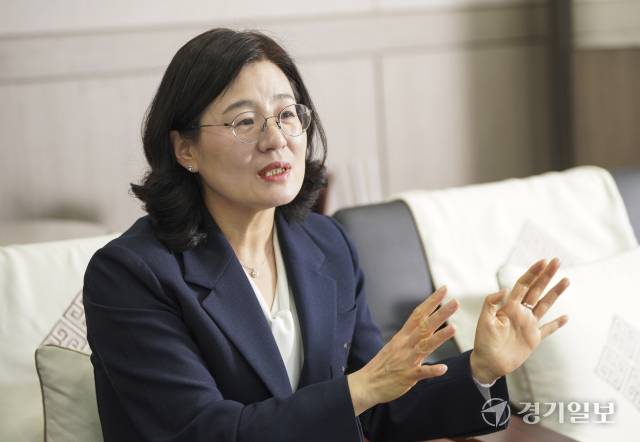 송소영 수원출입국·외국인청장이 집무실에서 경기일보와의 인터뷰를 진행하고 있다. 홍기웅기자