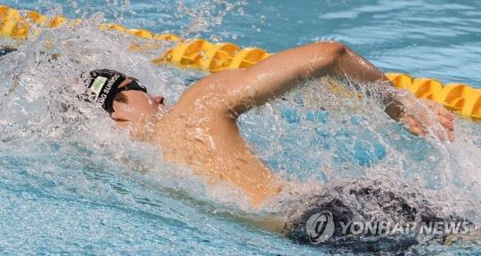 한국수영 간판스타 황선우가 지난 해 전국체전 개인혼영 200m 결승에서 자유형으로 역영하는 모습. [연합뉴스 자료사진]