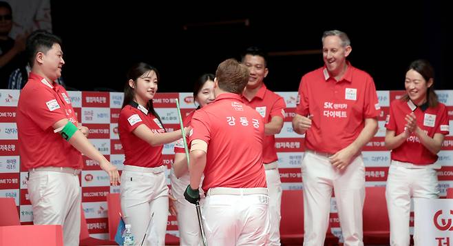 SK렌터카가 강지은의 2승활약에 힘입어 웰컴저축은행을 세트스코어 4:2로 꺾고 승점 12(4승1패)를 기록했다. 이로써 SK렌터카는 하나카드를 세트득실률로 제치고 3라운드 들어 처음으로 단독1위가 됐다. (사진=P[BA)