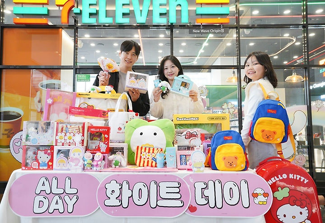 요즘 편의점에서 판매하는 화이트데이 상품의 특징은 사탕 외 물건이 주인공이라는 데 있다. 사탕은 구색 갖추기 용으로 몇 개 들어가는 식이다. [세븐일레븐]