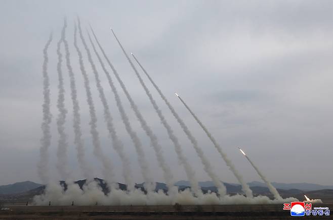 북한 조선중앙통신은 김정은 북한 국무위원장이 참관한 가운데 14일 600mm 초정밀다연장방사포 타격훈련을 진행했다고 15일 보도했다. [조선중앙통신·연합뉴스]