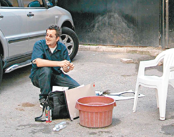 영국의 타블로이드 신문인 ‘이브닝 스탠다드’와 ‘메일 온 선데이’가 2004년 공개한 그라피티 아티스트 로빈 거닝엄. 로이터 통신은 이 남자를 뱅크시로 추정했다. [엑스]