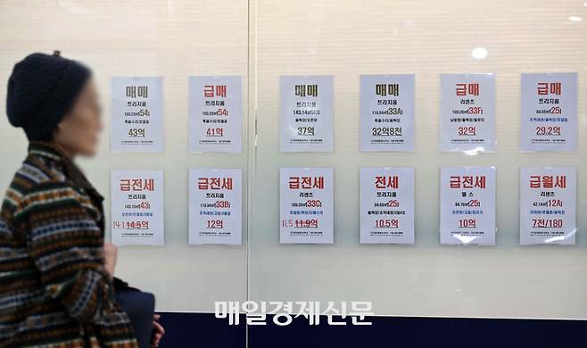 정부가 오는 5월 9일로 다주택자 양도세 중과 유예 종료 방침에 쐐기를 박으며 아파트 급매물이 속속 등장하고 있는 가운데 9일 서울 송파구의 한 공인중개사무소에 급매물 안내문이 부착돼 있다. [한주형 기자]