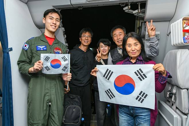 14일(현지시간) 중동 현지 국민들이 환한 미소를 지으며 수송기에 탑승하고 있다. 외교부와 국방부에 따르면 수송기 시그너스는 이날 리야드에서 한국인 204명과 외국 국적 가족 5명, 일본 국민 2명 등 총 211명을 태우고 한국으로 이륙했다.  외교부