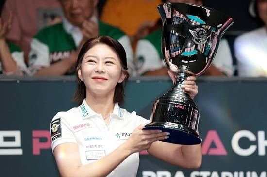 우승한 김가영이 트로피를 들어올리며 미소를 짓고 있다. (사진=PBA)