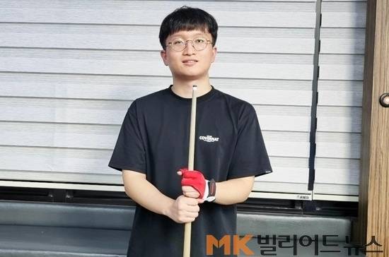 황정석은 중1때 아빠따라 당구장에 갔다가 재미를 느꼈고, 고등학교 3학년때 선수등록했다. 당구를 정식으로 배운 적 없고 독학으로 핸디 40점에 올랐다.