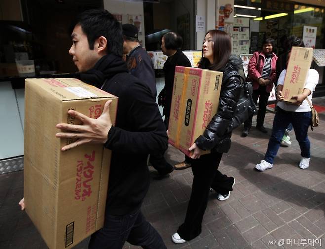 2011년 동일본 대지진 당시 생필품 부족을 우려해 분유 사재기에 나선 시민들./사진=뉴시스