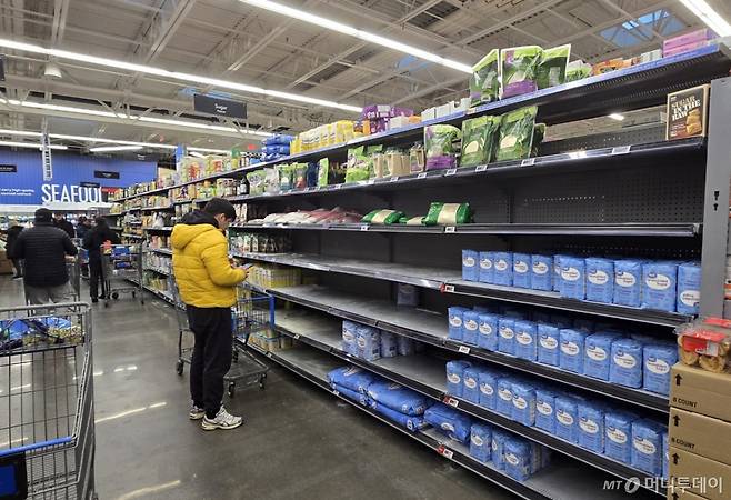 지난 1월 24일(현지시간) 눈폭풍으로 시민들이 생필품 사재기에 나서면서 미국 뉴저지주 월마트 매대가 텅 비어 있다. /사진=머니투데이 DB