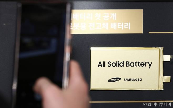 (서울=뉴스1) 최지환 기자 = 11일 서울 코엑스에서 열린 인터배터리 2026에서 삼성SDI 부스를 찾은 사람들이 전고체 배터리 제품을 살펴보고 있다. 올해로 14회를 맞이하는 국내 최대 규모 배터리 전시회 인터배터리 2026은 오는 13일까지 3일간 개최된다. 2026.3.11/뉴스1 Copyright (C) 뉴스1. All rights reserved. 무단 전재 및 재배포, AI학습 이용 금지. /사진=(서울=뉴스1) 최지환 기자