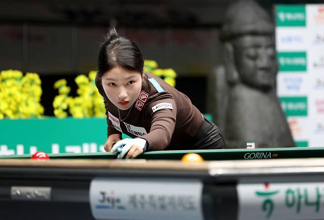 김가영이 15일 오후 제주 한라체육관에서 열린 하나카드 하나캐피탈 제주특별자치도 LPBA 월드 챔피언십 2026 결승에서 한지은을 세트스코어 4-1(9-11 11-5 11-7 11-1 11-2 )로 꺾고 우승을 차지했다. 사진은 한지은의 스트로크 모습. /사진=PBA