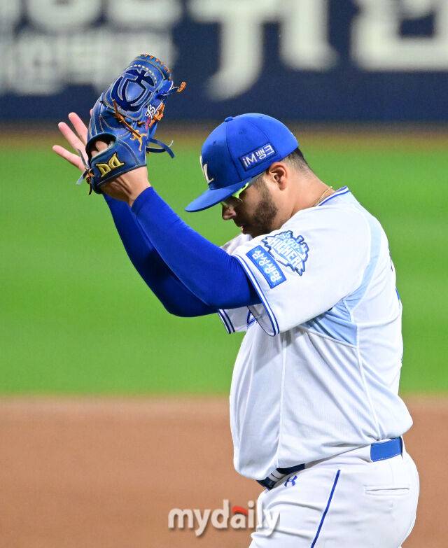 2025년 10월 14일 오후 대구 삼성라이온즈파크에서 열린 '2025 신한 SOL Bank KBO 포스트시즌' SSG 랜더스와 삼성 라이온즈의 준플레이오프 4차전 경기. 삼성 후라도가 7회초 투구를 마친 뒤 박수치고 있다./마이데일리