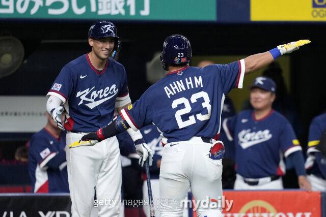 셰이 위트컴이 홈런을 친 안현민을 맞이하고 있다. 대표팀은 모두 '마이애미행 전세기'를 상징하는 세리머니를 펼쳤다./게티이미지코리아