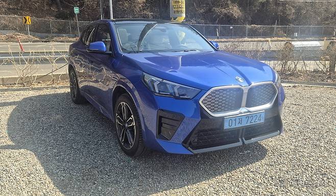 지난 1일 서울에서 춘천까지 왕복 150㎞ 구간에서 시승해 본 BMW 뉴 iX2 외관. 정경수 기자