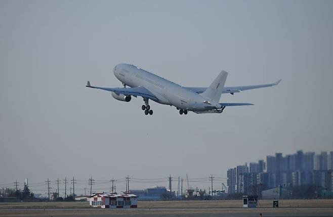 정부는 중동 상황을 피해 사우디아라비아 리야드 공항에서 출발한 우리 국민 204명이 15일 오후 도착한다고 밝혔다. 이른바 ‘사막의 빛’ 작전으로, 이번 작전에 투입된 군 수송기(KC330)가 날아오르고 있다. [외교부 제공]
