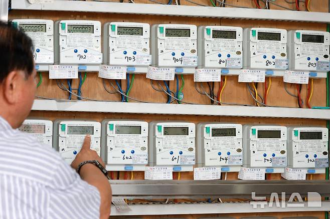 [서울=뉴시스] 이영환 기자 = 15일 오전 서울 시내의 한 오피스텔의 전력량계가 보이고 있다. 2025.07.15. 20hwan@newsis.com