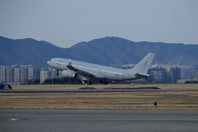 [서울=뉴시스] 14일 중동 재외국민 귀국 지원 작전 '사막의 빛(Desert Shine)' 임무를 위해 공군 공중급유기(KC-330)가 김해기지에서 이륙하고 있다. (사진=국방부 제공) 2026.03.15. photo@newsis.com *재판매 및 DB 금지