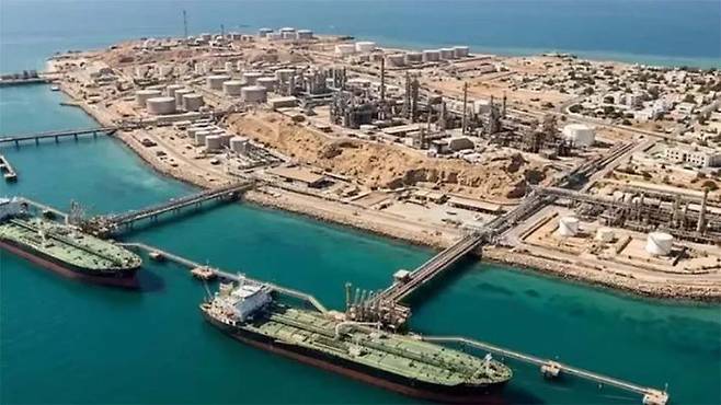 [서울=뉴시스]이란 석유수출기지 하르그섬. 호르무즈 해협에 자리하고 있다. 중동 사태가 3주째 접어든 가운데, 도널드 트럼프 미국 대통령이 한국 등 5개국에 호르무즈 해협에 군함을 보낼 것을 요구하며 확전 조짐이 나오고 있다.  (출처=락샤-아니르베다닷컴)2026.3.15.  *재판매 및 DB 금지