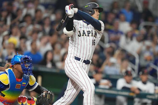 [마이애미=AP/뉴시스] 일본의 오타니 쇼헤이가 14일(현지 시간) 미 플로리다주 마이애미 론디포 파크에서 열린 2026 월드베이스볼클래식(WBC) 8강전 베네수엘라와 경기 1회 말 선두타자로 나와 1점 동점 홈런을 친 후 타구를 바라보고 있다. 앞서 일본은 1회 초 선두타자 로날드 아쿠나 주니어에게 1점 홈런을 허용했다. 2026.03.15.