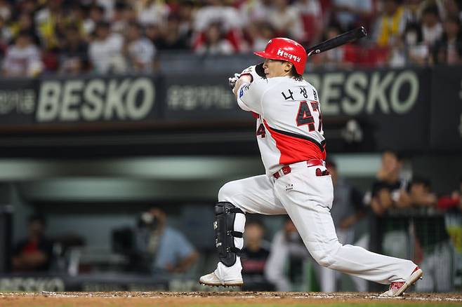 [서울=뉴시스]프로야구 KIA 타이거즈 나성범이 지난 23일 광주-기아 챔피언스필드에서 펼쳐진 2025 신한 쏠뱅크 KBO리그 LG와의 경기에 6번 타자 우익수로 선발 출전해 7회말 1타점 적시타를 치고 있다. 2025.07.24. (사진=KIA 타이거즈 제공) *재판매 및 DB 금지