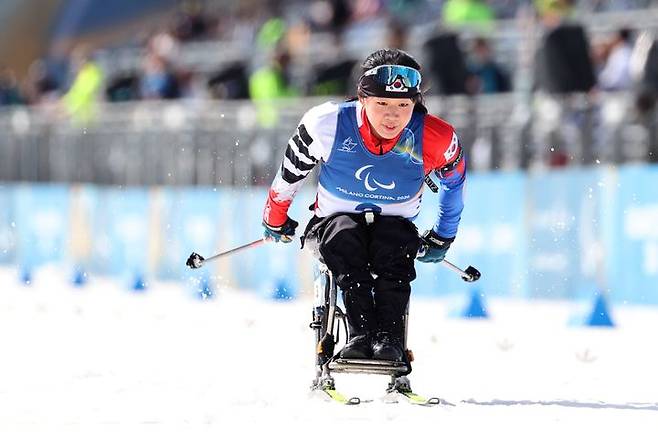 [서울=뉴시스] 김윤지가 13일(한국 시간) 이탈리아 테세로 크로스컨트리 스타디움에서 열린 2026 밀라노·코르티나담페초 동계패럴림픽 바이애슬론 추적 여자 좌식 결선에서 레이스를 펼치고 있다. (사진 = 대한장애인체육회 제공) *재판매 및 DB 금지