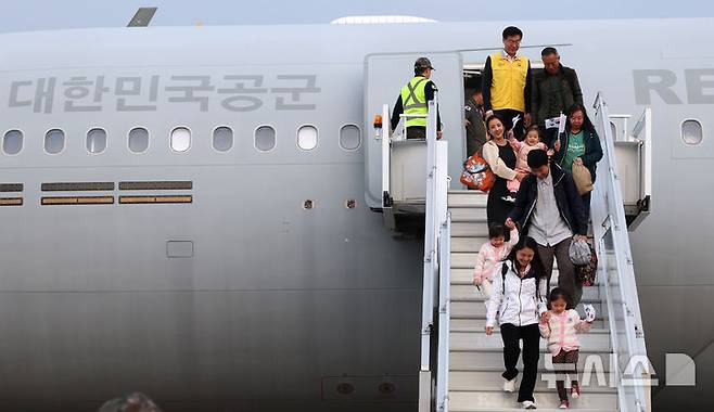 [성남=뉴시스] 사진공동취재단 = 15일 오후 경기 성남 서울공항에서 중동 상황 악화로 공군 다목적 수송기 KC-330 '시그너스'를 타고 귀국한 현지 체류 교민들이 발걸음을 옮기고 있다.외교부와 국방부에 따르면, 우리 국민 204명과 외국 국적 가족 5명, 일본 국민 2명 등 총 211명이 탑승한 군 수송기는 14일(현지시간) 오후 사우디 수도 리야드를 출발, 이날 오후 서울공항에 도착했다.이번 대피 작전의 명칭은 '사막의 빛'이다. 2026.03.15. photo@newsis.com
