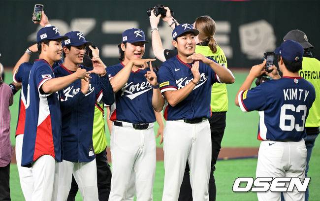 [OSEN=도쿄(일본), 손용호 기자] 도쿄의 기적이 나왔다. 한국 WBC 대표팀이 17년 만에 1라운드를 통과했다.&nbsp;한국은 9일 일본 도쿄돔에서 열린 ‘2026 월드베이스볼클래식(WBC)’ 1라운드 C조 호주와의 경기에서 로 승리를 거뒀다. 이로써 한국은 조별라운드 2승2패를 기록하면서 호주, 대만 등을 최소실점률로 제치면서 2009년 이후 17년 만에 1라운드를 통과했다. 이제 한국은 마이애미행 전세기를 탄다.경기 종료 후 한국 선수들이 기념촬영을 하고 있다. 2026.03.09&nbsp;/spjj@osen.co.kr