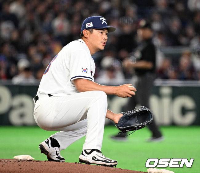[OSEN=도쿄(일본), 손용호 기자] 5일 일본 도쿄돔에서 월드베이스볼클래식(WBC) 조별리그 C조 한국과 체코의 경기가&nbsp;열렸다.한국은 소형준, 체코는 다니엘 파디샥을 선발투수로 내세웠다.2006년 4강, 2009년 준우승을 차지한 경험이 있는 한국은 이후 3개 대회(2013년, 2017년, 2023년)에서 모두 8강 토너먼트 진출에 실패했다. 이번 대회에서는 17년 만에 본선 토너먼트 진출을 노린다.4회초 무사에서 한국 노경은이 투구를 준비하고 있다. 2026.03.05&nbsp;/spjj@osen.co.kr