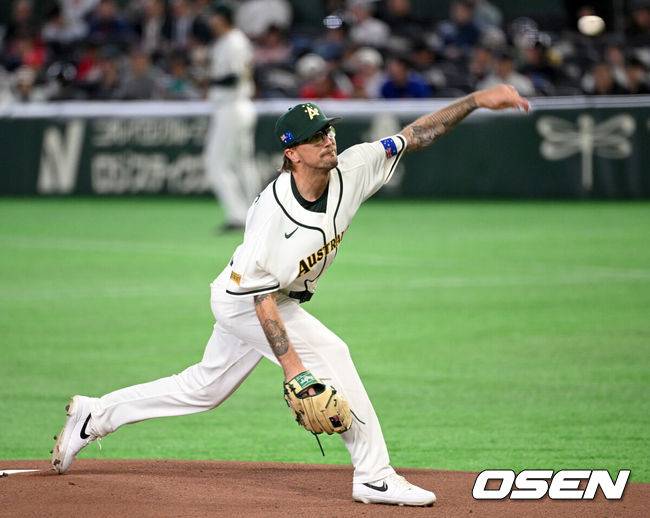 [OSEN=도쿄(일본), 손용호 기자] 9일 일본 도쿄돔에서 월드베이스볼클래식(WBC) 조별리그 C조 한국과 호주의 경기가&nbsp;열렸다.C조는 일본이 3승으로 조 1위를 확정, 8강에 진출했다. 호주가 2승 1패, 대만이 2승 2패, 한국이 1승 2패, 체코는 3패다. 한국 WBC 대표팀이 8강에 진출하려면 호주에 2점 이하로 실점하면서 5점 차 이상으로 승리해야만 한다.1회초 무사에서 호주 선발투수 라클란 웰스가 역투하고 있다. 2026.03.09&nbsp;/spjj@osen.co.kr