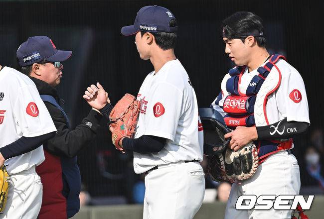 [OSEN=부산, 이석우 기자] 14일 부산 사직야구장에서 2026 신한 SOL KBO 리그 롯데 자이언츠와 LG 트윈스의 시범경기가 열렸다. 홈팀 롯데는 로드리게스가, 방문팀 LG는 임찬규가 선발 출전했다.롯데 자이언츠 김태형 감독이 5-3으로 승리한 후 박정민, 손성빈과 기쁨을 나누고 있다. 2026.03.14 / foto0307@osen.co.kr