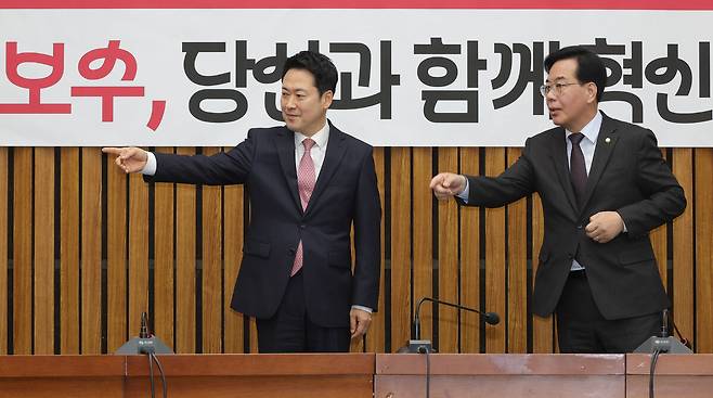 국민의힘 장동혁 대표와 송언석 원내대표가 11일 서울 여의도 국회에서 열린 지역발전 영입 인재 환영식에서 손짓하고 있다.&nbsp;이재문 기자