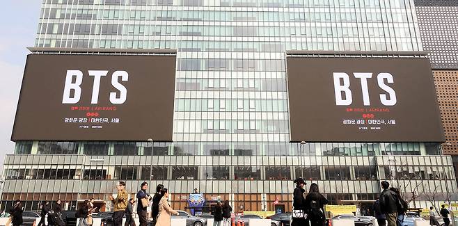 BTS 완전체 컴백 공연을 앞둔 15일 서울 광화문 대형 빌딩 과 세종문화회관 계당 등에 공연을 알리는 홍보 문구가 보이고 있다.&nbsp;
