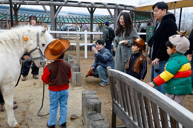 15일 경기 과천시 렛츠런파크 서울에서 열린 ‘2026 포니랜드 포니 체험’에서 어린이들이 포니랑 놀기 체험을 하고 있다.